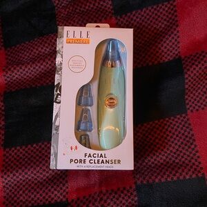 Elle Première Facial Pore Cleanser in White and Black